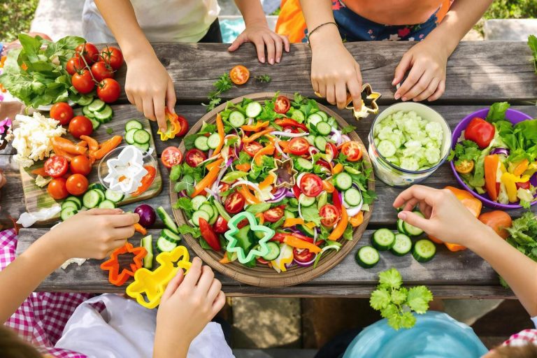 20 recettes de salades fraîches à réaliser avec vos enfants cet été.jpg