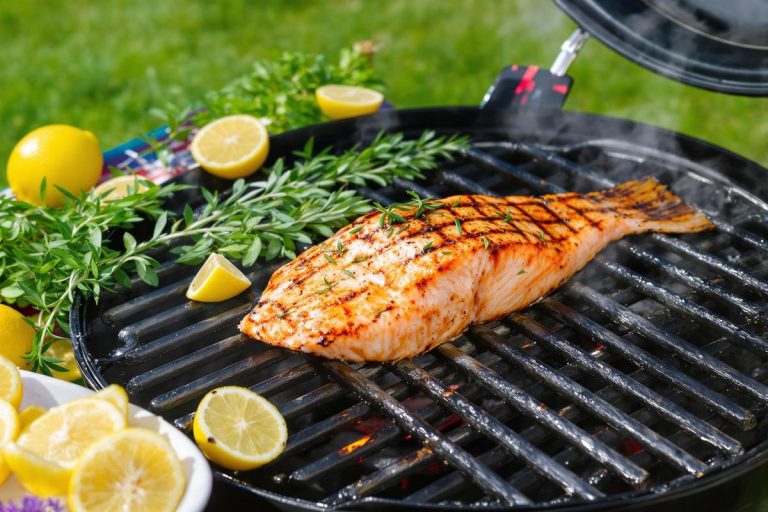 Le truc imparable pour que le poisson ne colle jamais à votre grille de barbecue.jpg
